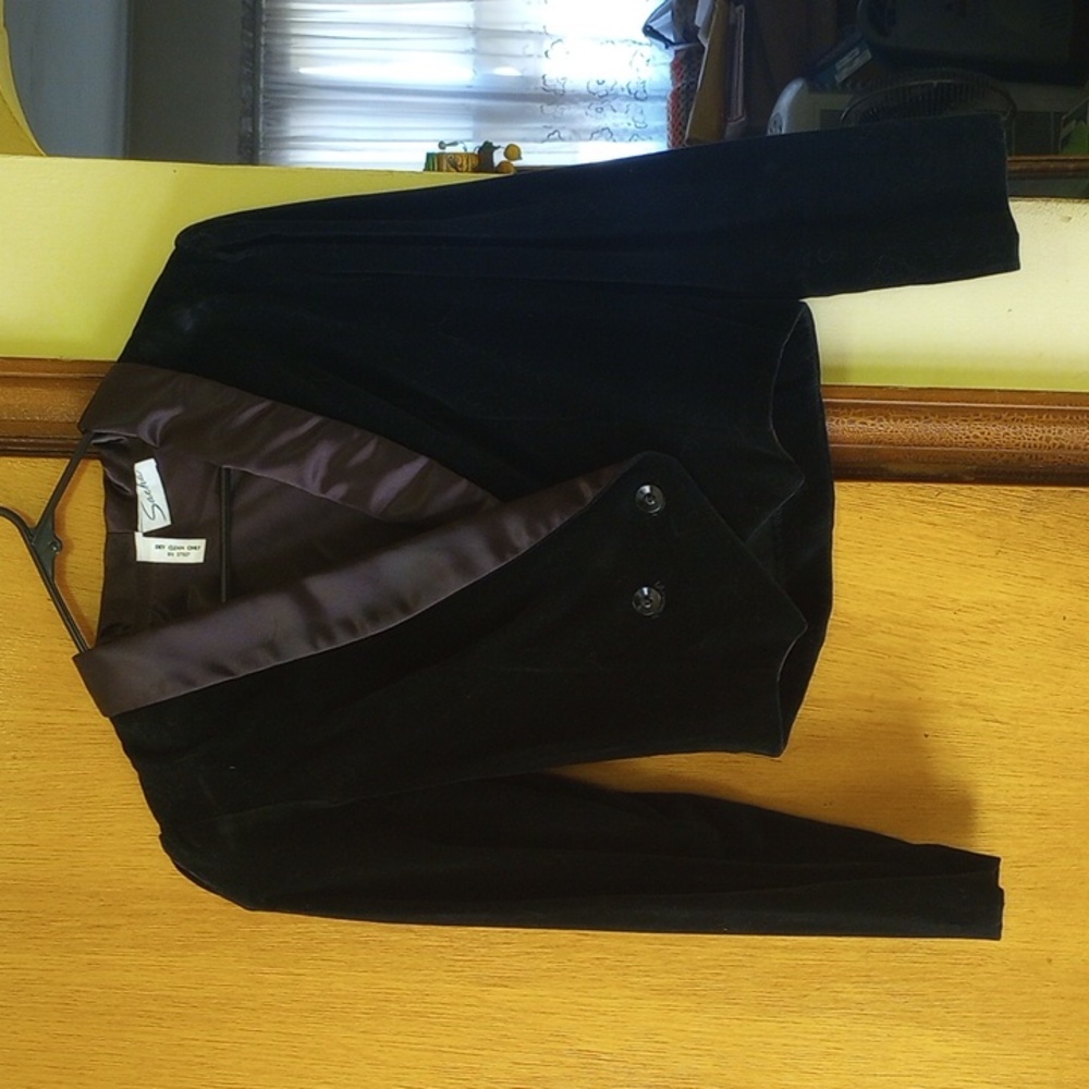 Sacha small black velvet jacket, brown lining, buttons, bolo?